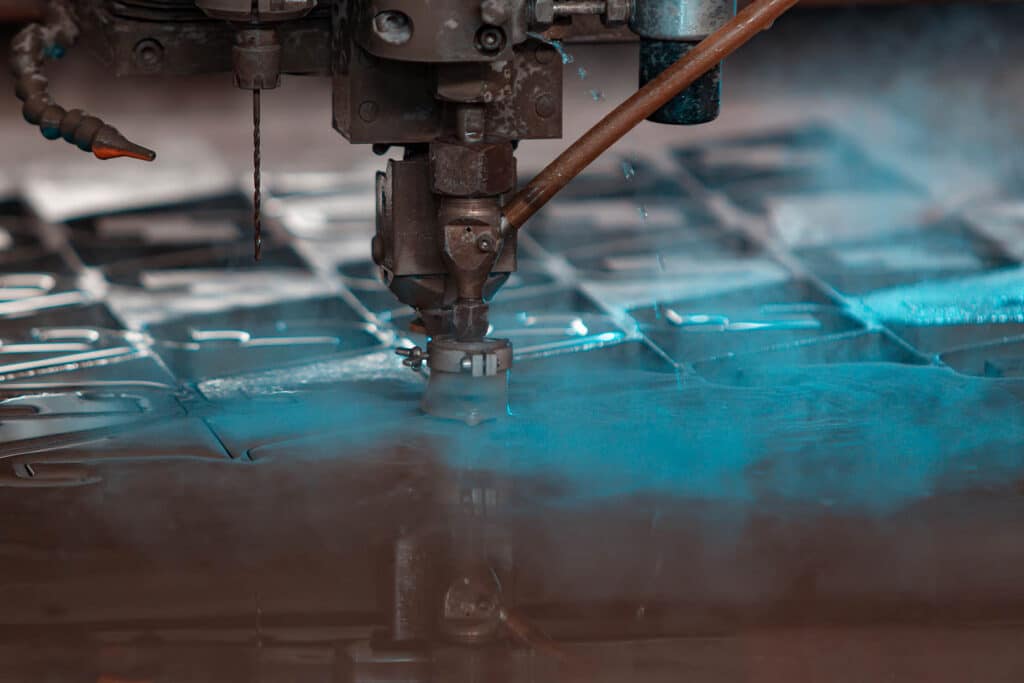 Wasserstrahlschneiden Aluminium Stahl Edelstahl materialschonend Hochdruckwasserstrahl bar Druck Schnittprazision sauber schneiden